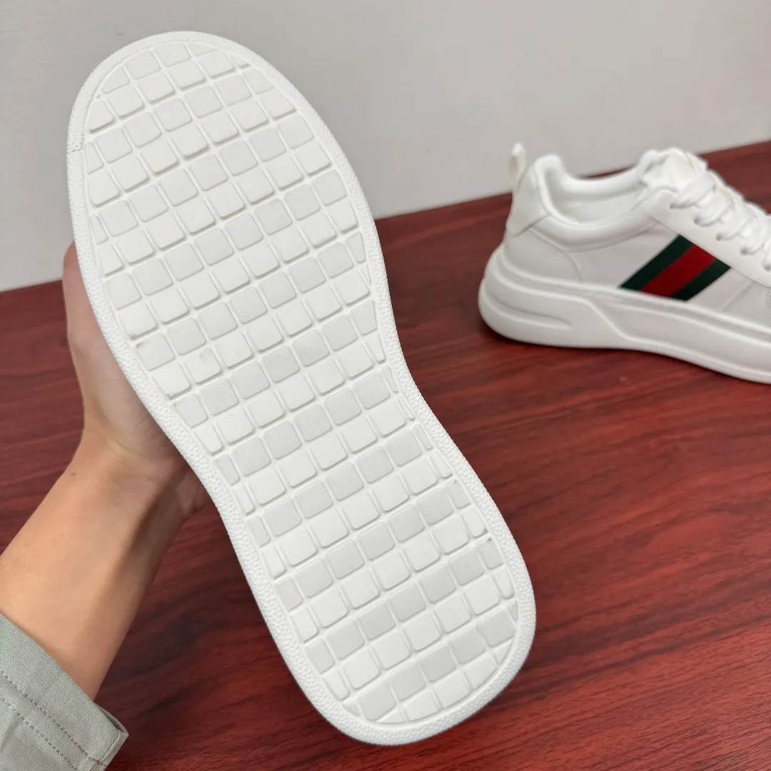 Batch 800 Gucci/Gucci new autumn men's leather sneakers thick-soled lightweight biscuit shoes! In the 2025 autumn and winter series, this sneaker adopts a thick-soled structure and cleverly uses the triple elements of silhouette design, color matching and material. Showcase retro style. This shoe is crafted from cow leather with webbing details and features a lightweight rubber sole for added sophistication. Multiple leathers are finely tailored and precision motorcycle composite splicing creates a full sense of layering. Full calfskin lining and insole with gold-tone logo lettering and badge detailing. There is a GG brand logo buckle on the toe, classic webbing embellishment, 5CM thickened lightweight rubber sole, air-glue stitching process, long-lasting wear without opening the glue and excellent on-foot comfort. Flat last shape, easy to match with all types of pants, and comes with a full set of packaging! Size: 39-40-41-42-43-44 leather shoe size (can be customized to 38.45) Item number: 431920 Webbing white